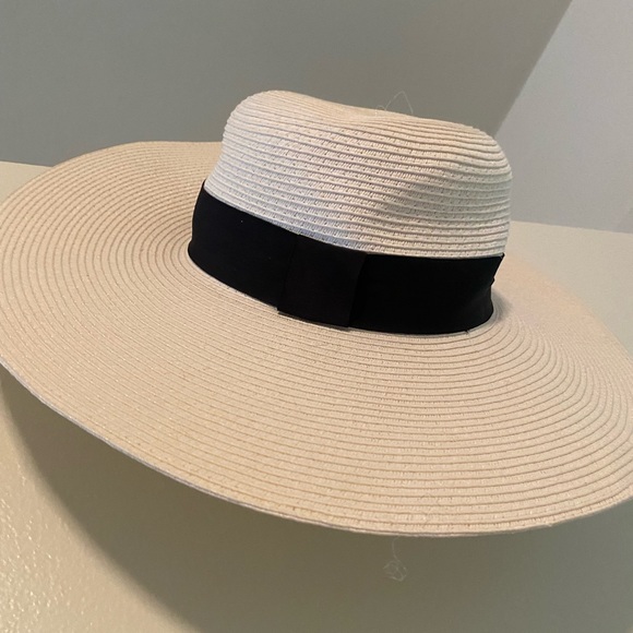 Cream and black sun hat - Picture 2 of 3